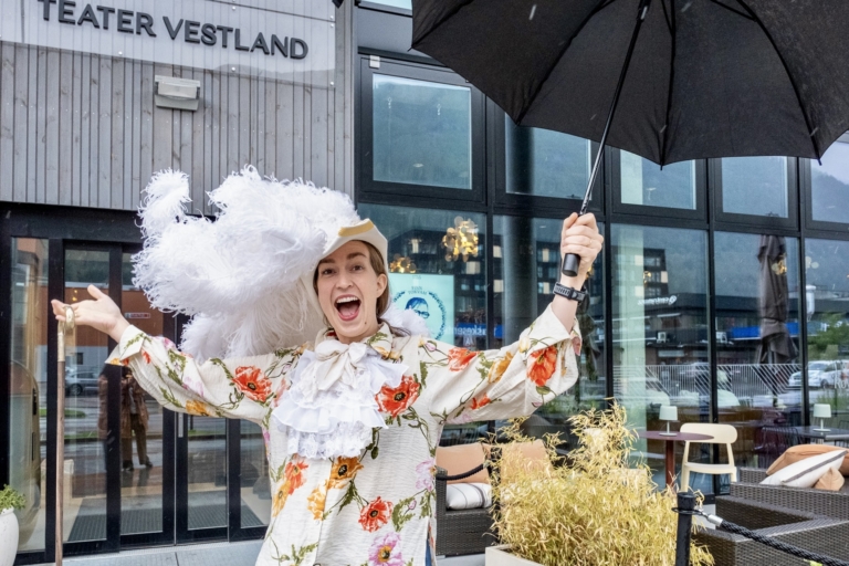 Vår nye produksjonssjef Frida Aven Høstaker inviterer folk til å komme i Nynorskhuset laurdag 27. september. Foto: Heidi Hattestein